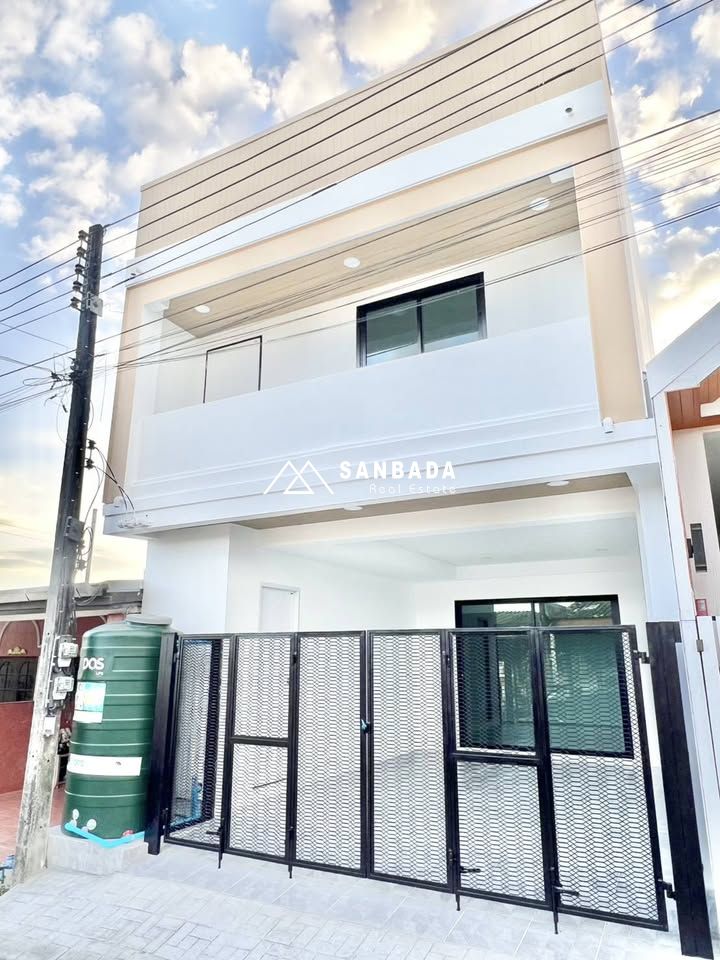 Newly renovated 2-story townhouse - Ratsada.